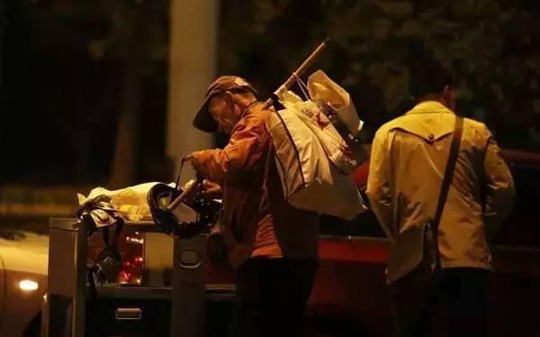 含著淚看完的！一位拾荒老人，溫暖了整個(gè)人間